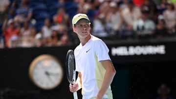 Melbourne (Australia), 20/01/2025.- Jannik Sinner of Italy reacts during his round 4 match against Holger Rune of Denmark during the 2025 Australian Open at Melbourne Park in Melbourne, Australia, 20 January 2025. (Tenis, Dinamarca, Italia) EFE/EPA/JAMES ROSS AUSTRALIA AND NEW ZEALAND OUT