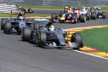 Lewis Hamilton seguido de Sergio Pérez.