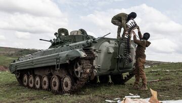 DONETSK OBLAST, UKRAINE - APRIL 07: Ukrainian soldiers carry ammunition for a BMP during a training as Russian-Ukrainian war continues in Donetsk Oblast, Ukraine on April 07, 2023. (Photo by Diego Herrera Carcedo/Anadolu Agency via Getty Images)