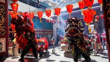 Lion dancers perform at a Chinese temple during celebrations for the Lunar New Year in Bangkok, Thailand, 22 January 2023. The Chinese lunar new year, or Spring Festival, falls on 22 January 2023 and heralds the start of the &quot; Year of the Rabbit &quot;. (Photo by Anusak Laowilas/NurPhoto via Getty Images)