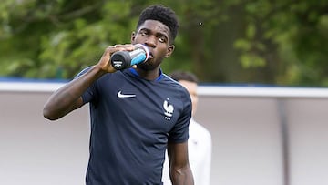 Umtiti bebe agua durante un entrenamiento.