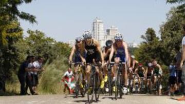 Stanford, a la derecha, durante el sector en bicicleta.