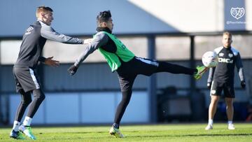 Falcao controla un bal&oacute;n durante una sesi&oacute;n.