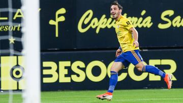 Iza celebra un gol con el Cádiz.