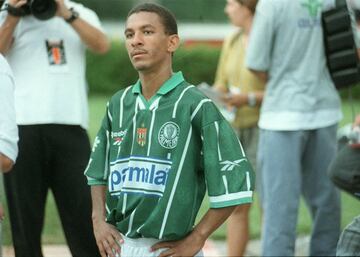 El Deportivo de la Coruña en la temporada 97/98 fichó al talentoso brasileño procedente del Palmeiras a cambio de nueve millones de euros. Tras su paso por LaLiga estuvo en el Austria Viena y el CF América.