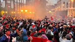 RABAT (MARRUECOS), 01/12/2022.- Aficionados marroquíes celebran este jueves en el centro de Rabat la clasificación de su selección para los octavos de final del Mundial Qatar 2022 tras la victoria ante Canadá. EFE/ Mohamed Siali
