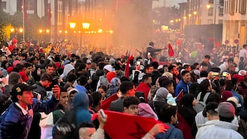 RABAT (MARRUECOS), 01/12/2022.- Aficionados marroquíes celebran este jueves en el centro de Rabat la clasificación de su selección para los octavos de final del Mundial Qatar 2022 tras la victoria ante Canadá. EFE/ Mohamed Siali
