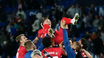 Los jugadores del Rayo mantean al Pacha tras su gol del triunfo.