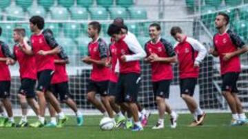 Los jugadores del Sevilla preparan el partido de hoy.