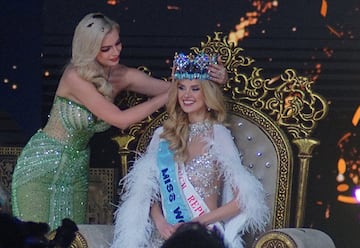 Krystyna Pyszko es la ganadora del t¨ªtulo de Miss Mundo 2024. Con 24 a?os de edad y una estatura de 180 cm, es pol¨ªglota,(ingl¨¦s, polaco, eslovaco y alem¨¢n). Se destaca voluntaria y modelo internacional. Cuenta con estudios en Derecho y Administraci¨®n de Empresas, Krystyna dedica su tiempo a su fundaci¨®n hom¨®nima, donde sigue comprometida con su labor ben¨¦fica. Uno de sus logros m¨¢s significativos fue establecer una escuela de ingl¨¦s para ni?os desfavorecidos en Tanzania, donde tambi¨¦n ofreci¨® su ayuda como voluntaria.