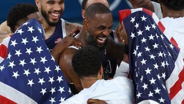 Paris 2024 Olympics - Basketball - Men's Gold Medal Game - France vs United States - Bercy Arena, Paris, France - August 10, 2024. Lebron James of United States celebrates with team mates after United States win gold. REUTERS/Stephanie Lecocq TPX IMAGES OF THE DAY