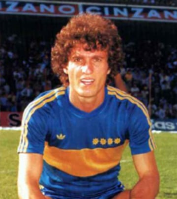 En Boca Juniors jugó desde la temporada de 1980 hasta 1984. Jugó 147 partidos y anotó 11 goles a pesar de jugar de defensa central.