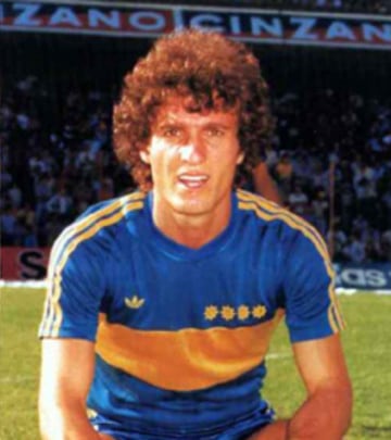 En Boca Juniors jugó desde la temporada de 1980 hasta 1984. Jugó 147 partidos y anotó 11 goles a pesar de jugar de defensa central. 

