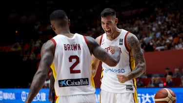 Willy Hernangomez celebra una canasta con Lorenzo Brown durante el Preolímpico de Valencia.