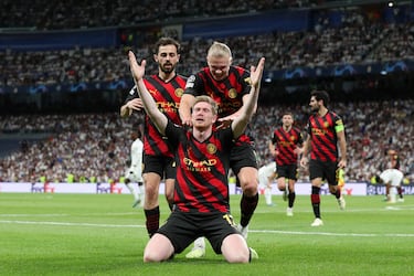 9 de mayo de 2023. El City empezó mejor, pero fue Vinicius el que anotó un golazo que adelantó a los madridistas en la eliminatoria. Cuando mejor estaba el Real Madrid, Kevin De Bruyne soltó un latigazo desde fuera del área y puso las tablas en el marcador. 1-1, y la vuelta en Mánchester.