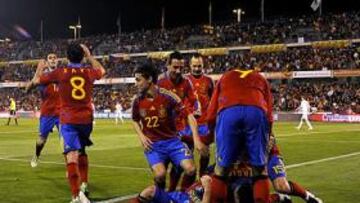 <b>Y MARCÓ VILLA. </b>Villa consiguió superar el récord de Raúl con España. Ayer marcó y así lo celebraron sus compañeros. El último gol de Villa había sido en octubre.