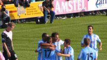 <b>CELEBRACIÓN. </b>Efusivo abrazo entre los goleadores. Van Nistelrooy, Duda y Julio Baptista. Portillo se acerca al trio.