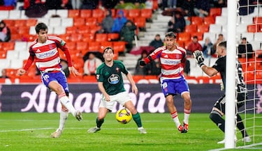 El joven central del equipo nazarí sigue quemando etapas a un ritmo vertiginoso. Nuevo gol y otro partido perfecto en defensa.