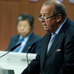 Michel D'Hooghe: "Jugar al fútbol es arriesgado incluso a puerta cerrada"