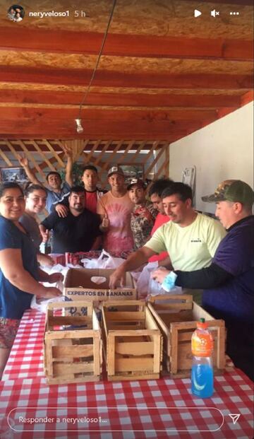 Nery Veloso (en el centro de la imagen) junto a sus amigos, en la recolección de alimentos para los damnificados por el incendio en Quillón.