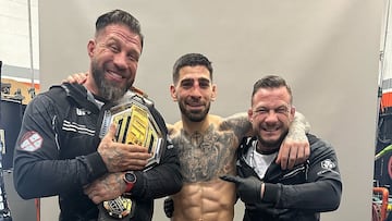 Jorge Climent, Ilia Topuria y Agustín Climent con el cinturón de campeón de la UFC.