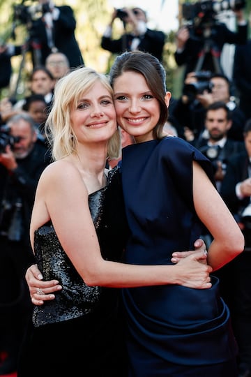 El equipo de la película "Qui brille au combat" (The Wonderers), presentada como parte de las proyecciones especiales, con la directora Josephine Japy y la actriz Melanie Laurent, posa en la alfombra roja durante la llegada a la proyección de la película "Dossier 137".