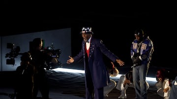NEW ORLEANS, LOUISIANA - FEBRUARY 09: (L-R) Samuel Jackson and Kendrick Lamar are seen onstage during Apple Music Super Bowl LIX Halftime Show at Caesars Superdome on February 09, 2025 in New Orleans, Louisiana. Chris Graythen/Getty Images/AFP (Photo by Chris Graythen / GETTY IMAGES NORTH AMERICA / Getty Images via AFP)