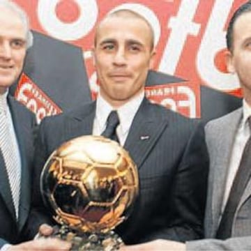 <b>CON EL GANADOR. </b>Calderón, Cannavaro y Mijatovic, el lunes en París tras recoger el central italiano el Balón de Oro.