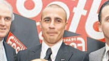 <b>CON EL GANADOR. </b>Calderón, Cannavaro y Mijatovic, el lunes en París tras recoger el central italiano el Balón de Oro.