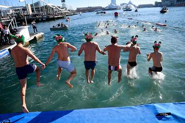 Varios nadadores disfrazados con motivos Navideños participan de la 113ª Edición de la Copa Nadal, una de las pruebas de natación mas antiguas de Europa ya que se celebra desde 1907.