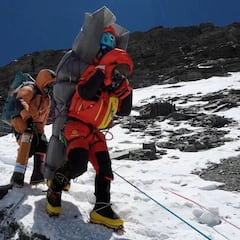 Renuncia a la cima del Everest para salvar una vida en la "zona de la muerte"