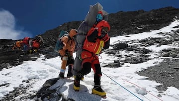 Ngima Tashi Sherpa walks as he carries a Malaysian climber while rescuing him from the death zone above camp four at Everest, Nepal, May 18, 2023 in this screengrab obtained from a handout video.  Gelje Sherpa/Handout via REUTERS    THIS IMAGE HAS BEEN SUPPLIED BY A THIRD PARTY. MANDATORY CREDIT     TPX IMAGES OF THE DAY