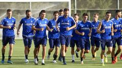 Los jugadores del Real Zaragoza hacen carrera en un entrenamiento.
