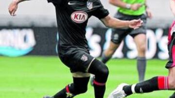 <b>ACTIVO. </b>Reyes trata de hacer un regate ante el Sunderland.