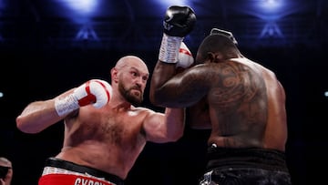 Tyson Fury golpea a Dillian Whyte.