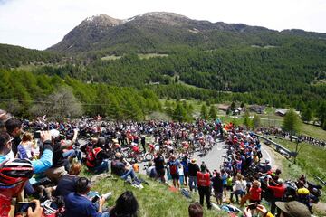 El pelotón en la subida al Mortirolo, 'Cima Scarponi' de esta edición.