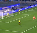 El portero del Nápoles se anima a lanzar un penalti y deja esta secuencia de llevarse las manos a la cabeza: viral al instante