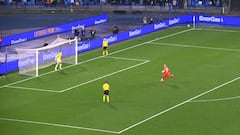 El portero del Nápoles se anima a lanzar un penalti y deja esta secuencia de llevarse las manos a la cabeza: viral al instante