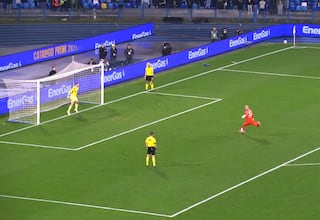 El portero del Nápoles se anima a lanzar un penalti y deja esta secuencia de llevarse las manos a la cabeza: viral al instante