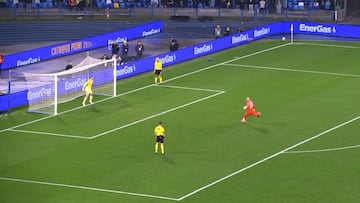 El portero del Nápoles se anima a lanzar un penalti y deja esta secuencia de llevarse las manos a la cabeza: viral al instante