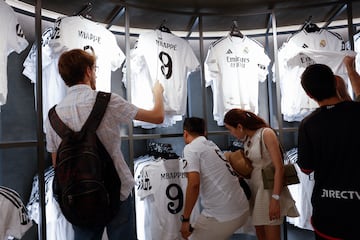 Venta de la camiseta de MBappé con el Real Madrid.