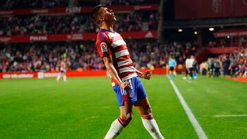 Uzuni celebra un gol.