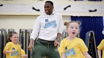 Yerry Mina bailando con ni&ntilde;os