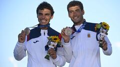 Jordi Xammar y Nico Rodr&iacute;guez en el p&oacute;dium con su medalla de bronce en el 470 de vela en Tokio 2020.