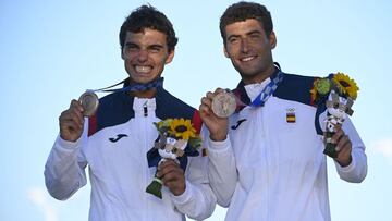 Jordi Xammar y Nico Rodr&iacute;guez en el p&oacute;dium con su medalla de bronce en el 470 de vela en Tokio 2020.