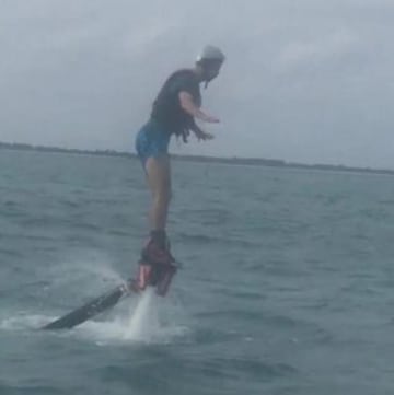 Gerard Piqué practicando flyboard.