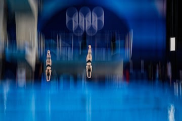 Saltos sincronizados. Las británicas Scarlett Mew Jensen y Yasmin Harper durante la final de trampolín de tres metros en el Centro Acuático de Saint-Denis.