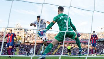 Gol de Bellingham a Ter Stegen, en el Clásico.