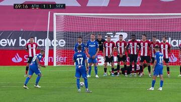 El Athletic intentó todas las tretas posibles en la barrera para que Banega marcara así...