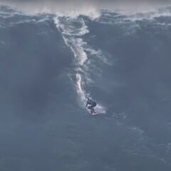 Laura Coviella, primera española que surfea las olas gigantes de Nazaré